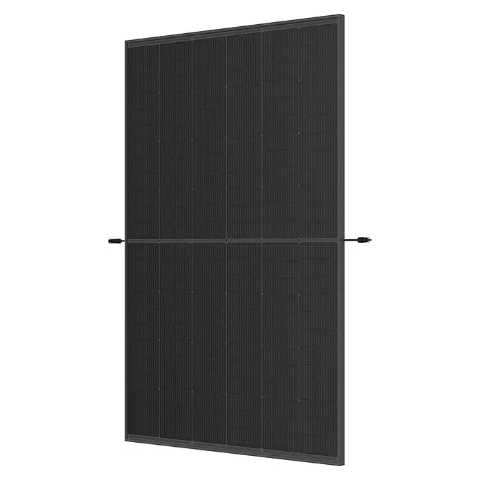 Trina Solarmodul TSM-445-NEG9R.25 - 0% MwSt. (gem. § 12 Abs. 3 UStG) - Monofazial, 445 W, L x B x H: 176,2 x 113,4 x 3 cm - Abbildung eines schwarzen monokristallinen Solarmoduls, das für die effiziente Umwandlung von Sonnenlicht in Energie entwickelt wurde.