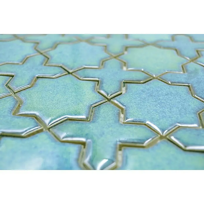 Mosaikfliese Starmix CG SXS 10 - 29,6 x 29,6 cm, Grün, Glänzend - Nahaufnahme eines Musters aus türkisfarbenen Sternfliesen mit goldenen Akzenten. Die Fliesen sind glänzend und haben eine unregelmäßige Textur.