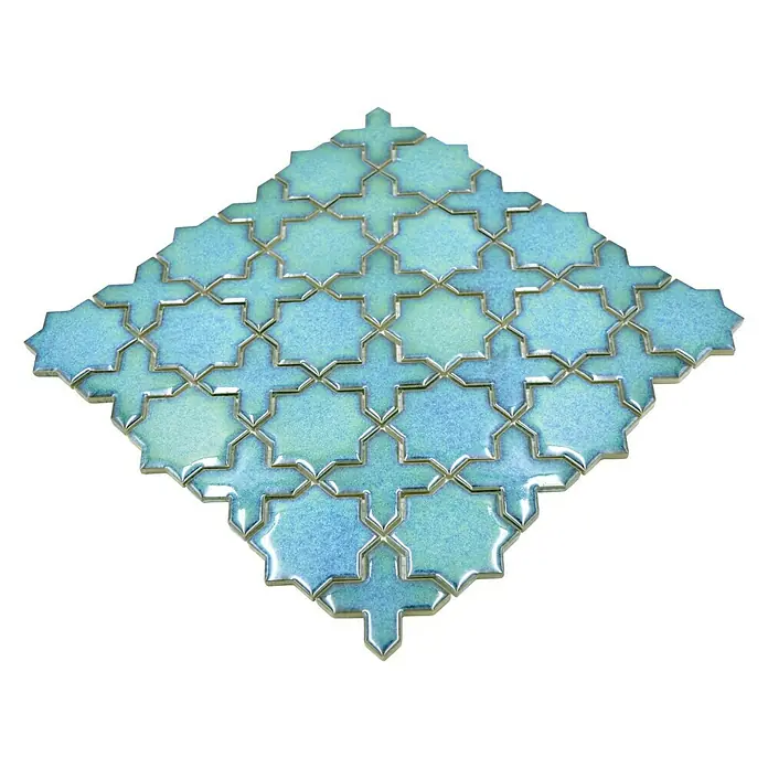 Mosaikfliese Starmix CG SXS 10 - 29,6 x 29,6 cm, Grün, Glänzend - Nahaufnahme eines Mosaikfliesen-Musters in Türkis- und Blautönen, die ein geometrisches Sternmuster bilden. Perfekt für Akzente im Innenraum.