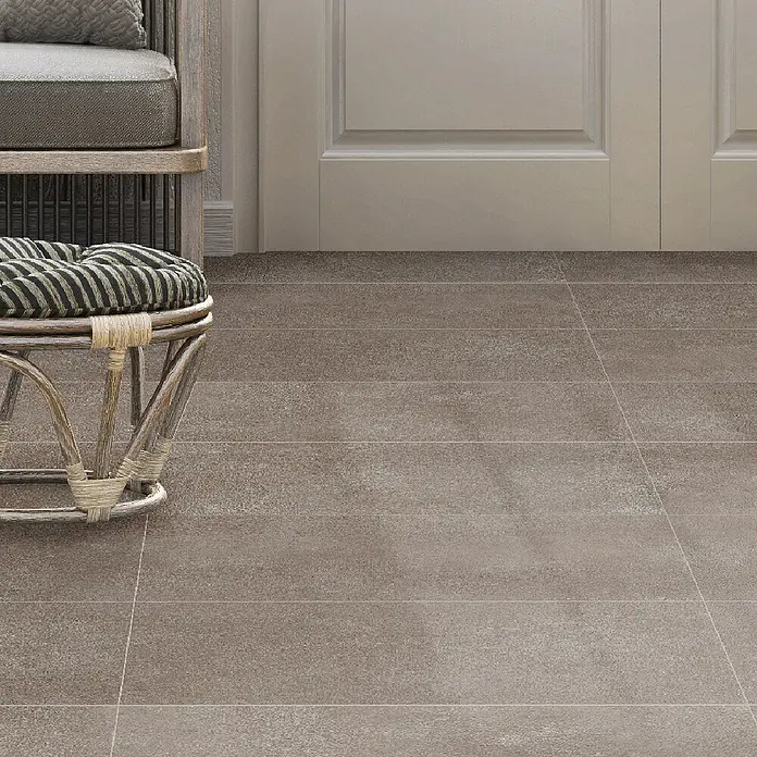 Feinsteinzeugfliese Rimini - 30,5 x 61 cm, Taupe, Matt - Ein Innenraum mit einem stilvollen grauen Bodenbelag. Das Design zeichnet sich durch moderne Eleganz und subtile Details aus.