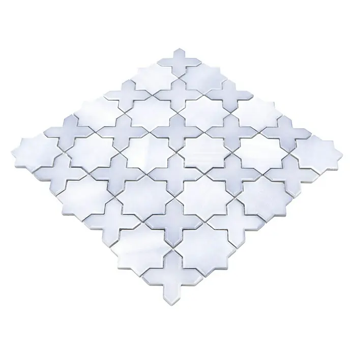 Mosaikfliese Starmix CG SXS 05 - 29,6 x 29,6 cm, Grau, Matt - Nahaufnahme einer weißen, glänzenden Marokkanische Fliese im Sternmuster auf schwarzem Hintergrund. Die Fliese ist ein echter Hingucker.