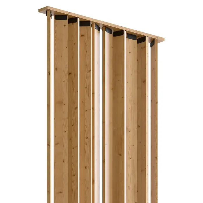 Radex Divisor de espacios - An x Al: 100 x 254 cm, Pino, Móvil - La imagen muestra una elegante pared de listones de madera con accesorios negros, presentando un elemento de diseño moderno y natural.