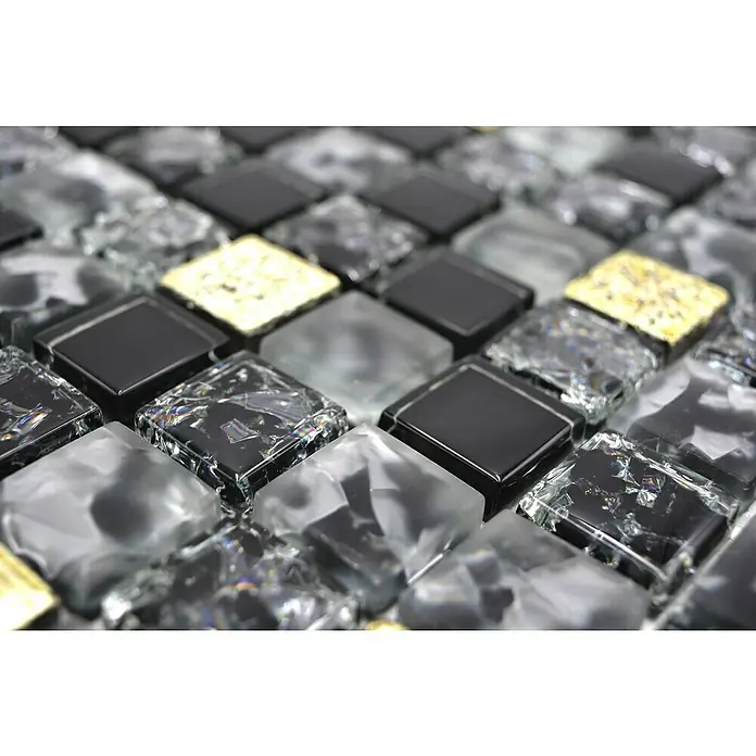 Mosaikfliese Quadrat Crystal Mix XIC 1928 - 30 x 30 cm, Grau/Schwarz, Matt - Nahaufnahme eines Mosaiks mit schwarzen, klaren und goldenen Glasfliesen, die ein luxuriöses und modernes Design zeigen.