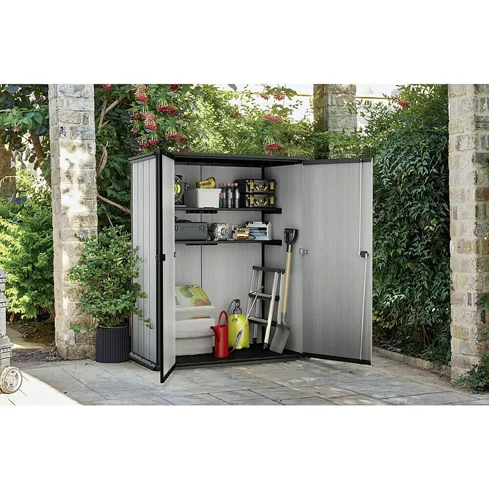 Keter Geräteschrank High Store Plus - Außenmaß inkl. Dachüberstand (B x T): 140 x 73,6 cm, Kunststoff, Grau - Ein geräumiger Gartenschrank mit Regalen und verschiedenen Werkzeugen, der zusätzlichen Stauraum im Außenbereich bietet.