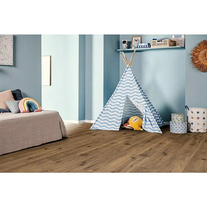 Laminat - Vignola Eiche, Landhausdiele, 1.292 x 193 x 7 mm - Kinderzimmer mit Laminatboden in Holzoptik, blauem Zelt und Spielsachen für eine gemütliche Atmosphäre. Der Boden ist robust und pflegeleicht.