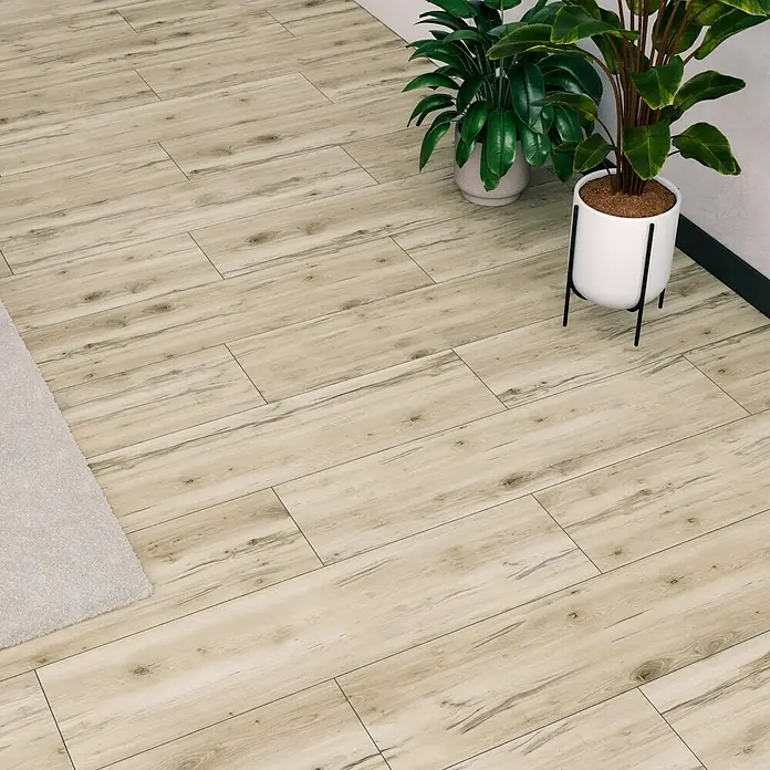 Feinsteinzeugfliese Essenza - 30 x 120 cm, Bianco, Matt - Helle Holzoptik-Fliesen zieren den Boden, ergänzt durch grüne Zimmerpflanzen in weißen Übertöpfen, die ein modernes, einladendes Ambiente schaffen.