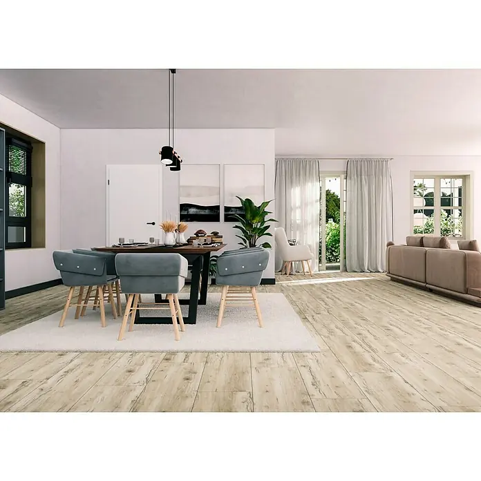 Feinsteinzeugfliese Essenza - 30 x 120 cm, Bianco, Matt - Helles Wohnzimmer mit einem Esstisch und grauen Stühlen auf einem Teppich, einer eleganten Couch und großen Fenstern für viel Tageslicht.