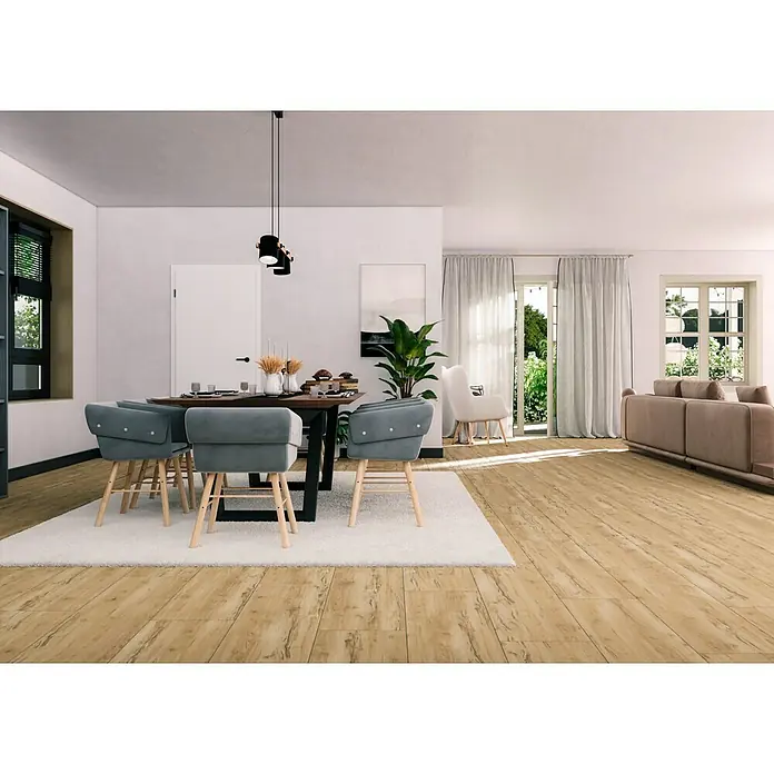 Feinsteinzeugfliese Essenza - 20 x 120 cm, Caldo, Matt - Elegantes Esszimmer mit Holztisch und grauen Stühlen unter einer modernen Pendelleuchte, ergänzt durch einen stilvollen Teppich und Parkettboden.