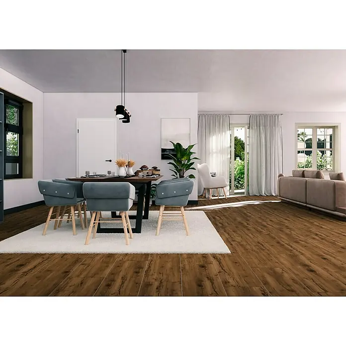Feinsteinzeugfliese Essenza - 30 x 120 cm, Marrone, Matt - Essbereich mit Holztisch, grauen Stühlen auf einem weißen Teppich und einer modernen Pendelleuchte. Helle Einrichtung mit viel Tageslicht.