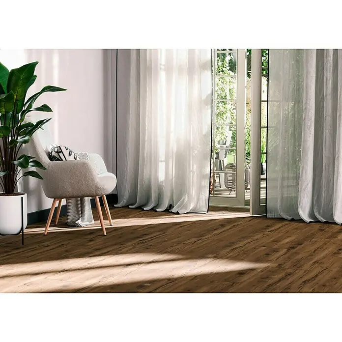 Feinsteinzeugfliese Essenza - 30 x 120 cm, Marrone, Matt - Ein helles, gemütliches Wohnzimmer mit Holzboden, einem Sessel und einem großen Fenster mit Vorhängen für ein entspanntes Ambiente.