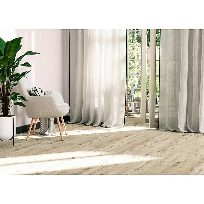 Feinsteinzeugfliese Essenza - 20 x 120 cm, Bianco, Matt - Das Bild zeigt einen Raum mit hellem Holzboden, einem Sessel und einer Pflanze. Blick durch eine offene Terrassentür ins Grüne.