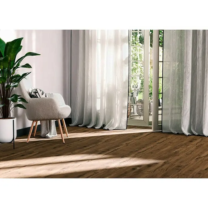Feinsteinzeugfliese Essenza - 20 x 120 cm, Marrone, Matt - Einladendes Interieur mit elegantem Holzboden, einem stilvollen Sessel und lichtdurchlässigen Vorhängen, die eine warme Atmosphäre schaffen.