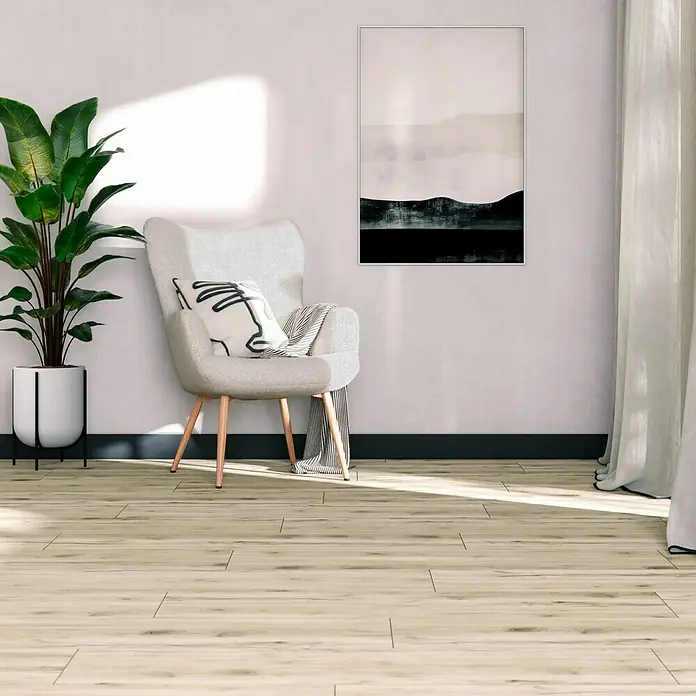 Feinsteinzeugfliese Essenza - 30 x 120 cm, Bianco, Matt - Elegantes Interieur mit bequemen Sessel, Zimmerpflanze und abstraktem Kunstwerk. Der helle Holzboden rundet das stilvolle Ambiente ab.