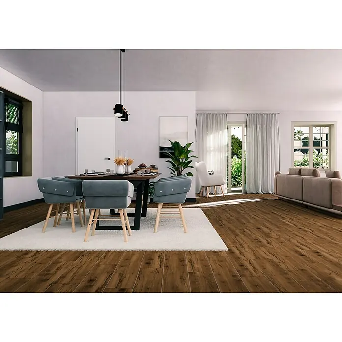 Feinsteinzeugfliese Essenza - 20 x 120 cm, Marrone, Matt - Wohnzimmer mit Holzboden, Esstisch mit Stühlen auf einem Teppich, einem Sofa und einem Fenster mit viel Licht.