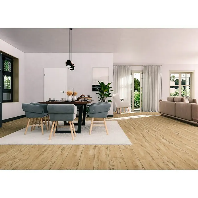Feinsteinzeugfliese Essenza - 30 x 120 cm, Caldo, Matt - Helles Interieur mit Esstisch und Stühlen auf einem weißen Teppich, ergänzt durch eine elegante Beleuchtung und Zimmerpflanzen.