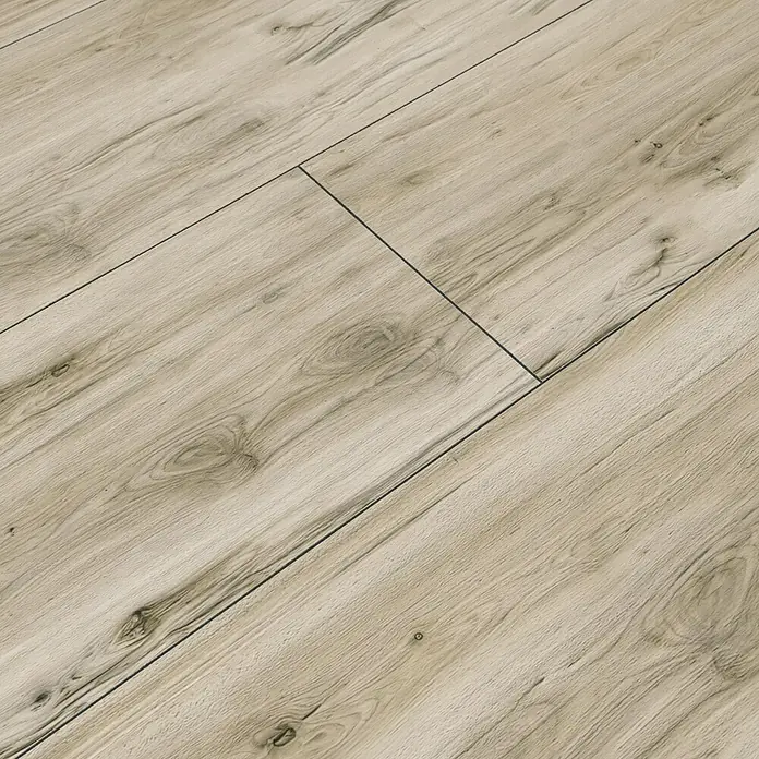 Feinsteinzeugfliese Essenza - 30 x 120 cm, Bianco, Matt - Nahaufnahme von hellbraunem Laminatboden mit Holzmaserung und dunklen Fugen, ideal für moderne Innenräume.