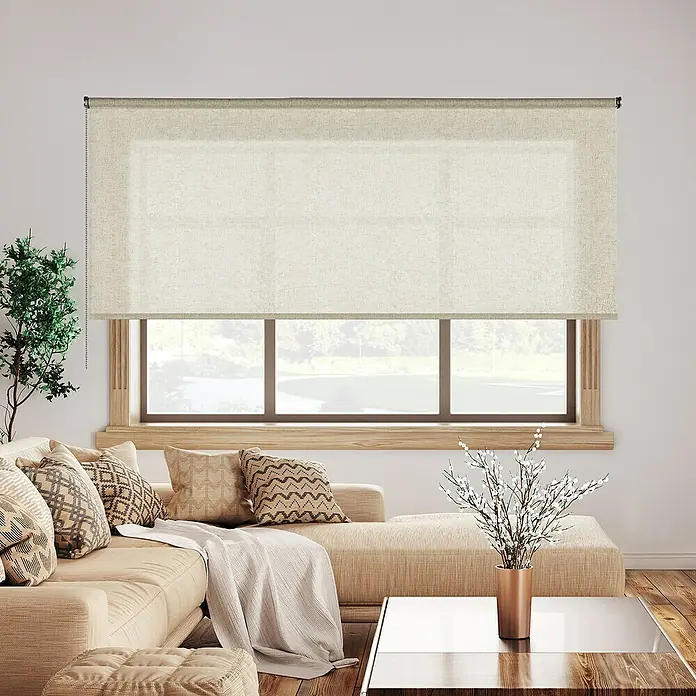 Estor enrollable Rustic - An x Al: 160 x 180 cm, Lino, Unicolor - Un estor enrollable beige frente a una ventana con marco marrón, creando un ambiente acogedor en la sala de estar.