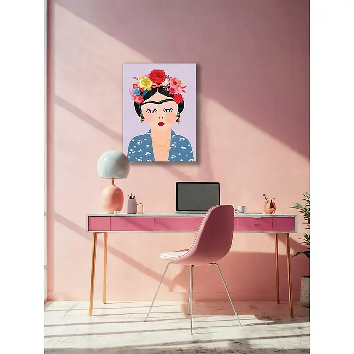 ProArt Young Living Leinwandbild - Frida Kahlo, B x H: 60 x 80 cm - Künstlerisches Frida-Kahlo-Wandbild über einem modernen rosa Schreibtisch, das dem Raum Farbe und Persönlichkeit verleiht.