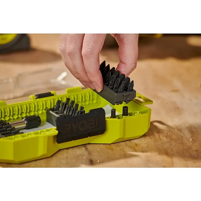 Ryobi Bit-Set RARXSD31 - Bitlänge: 25 mm, 31 -tlg. - Nahaufnahme eines Ryobi-Bohrerbit-Sets, das Vielseitigkeit für verschiedene Schraubanwendungen bietet.