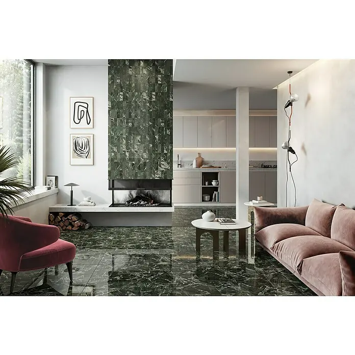 Atlas Concorde Solution Marble Vison Feinsteinzeugfliese Verde Bosco - 60 x 120 cm, Grün, Glänzend - Ein luxuriöses Wohnzimmer mit grünen Marmorfliesen, einem modernen Kamin und einem stilvollen rosa Sofa. Edles Design für ein anspruchsvolles Ambiente.
