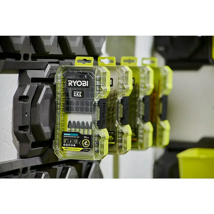 Ryobi Bit-Set RARXSD31 - Bitlänge: 25 mm, 31 -tlg. - Nahaufnahme von Ryobi RX Impact Schrauber-Bit-Sets, die an einer Wand hängen, mit einem Fokus auf die robuste Bauweise und das Design.