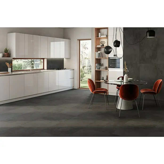Atlas Concorde Solution Feinsteinzeugfliese Kaleidos Black - 60 x 120 cm, Schwarz, Matt - Moderne Küchendiele mit dunklen Bodenfliesen, weißen Schränken und roten Stühlen. Stilvolles Design für ein elegantes Zuhause.