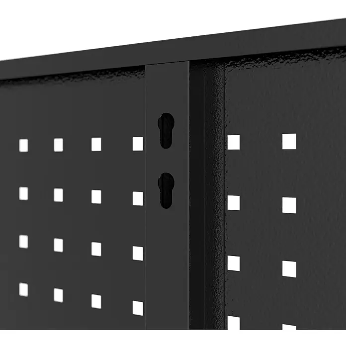 Güde Lochwand-Set 1709 XL - B x H: 2 x 55 cm, 3 -tlg. - Detailaufnahme eines schwarzen Werkzeugschranks mit quadratischen Löchern und Aufhängungen für die Wandmontage.