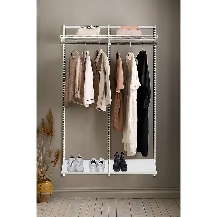 Elfa Classic by Elfa Regalboden-Set Set - L x B x H: 40 x 60 x 7,5 cm, 2 Stk., Weiß - Ein begehbarer Kleiderschrank mit mehreren Kleidungsstücken und Schuhen darauf. Das System hat eine weiße Ausführung und passt gut in den Raum.