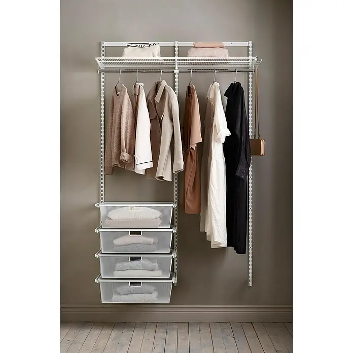 Elfa Classic by Elfa Gitterkorb Set mit Auszug - L x B x H: 40 x 60 x 18 cm, 12 -tlg., Weiß - Kleiderschrank-Aufbewahrungslösung mit hängenden Kleidungsstücken und Stoffkörben. Ein minimalistischer Kleiderschrank mit grauen Wänden und Holzböden.