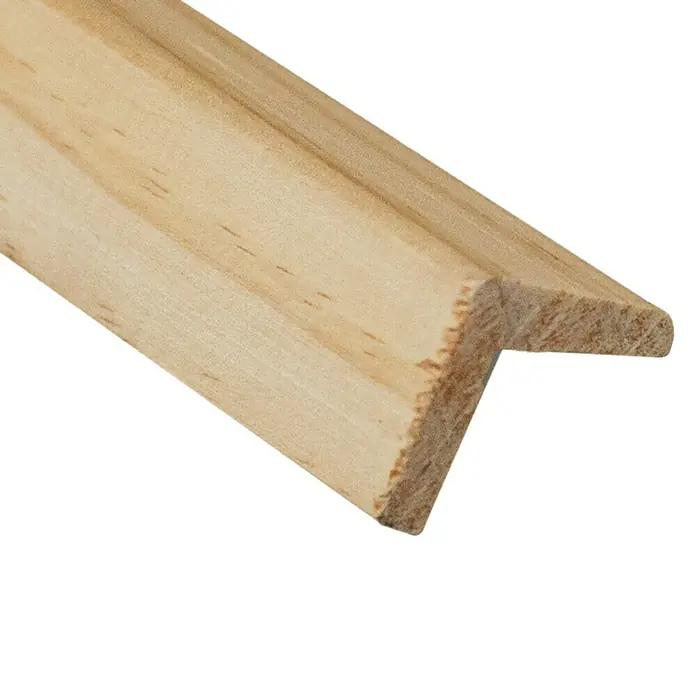 Listón para construcción - 240 x 2,2 x 2,2 cm, Pino, Beige - Imagen de un perfil de madera, ideal para marcos o decoración, con una veta limpia y un color claro.