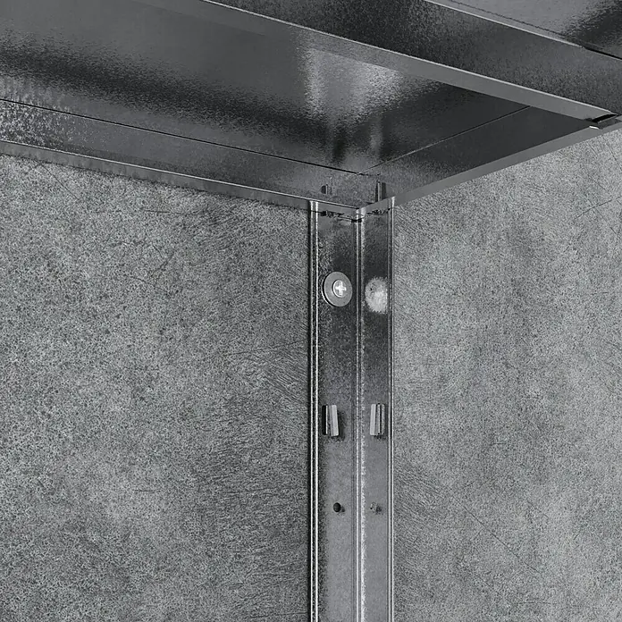 Regalux Metallregal - H x B x T: 188 x 100 x 45 cm, Traglast pro Boden: 65 kg, Anzahl Böden: 5 Stk., Stecken, Silber - Nahaufnahme eines Metallregalsystems an einer Betonwand, das Stabilität und Funktionalität in modernem Design vereint.