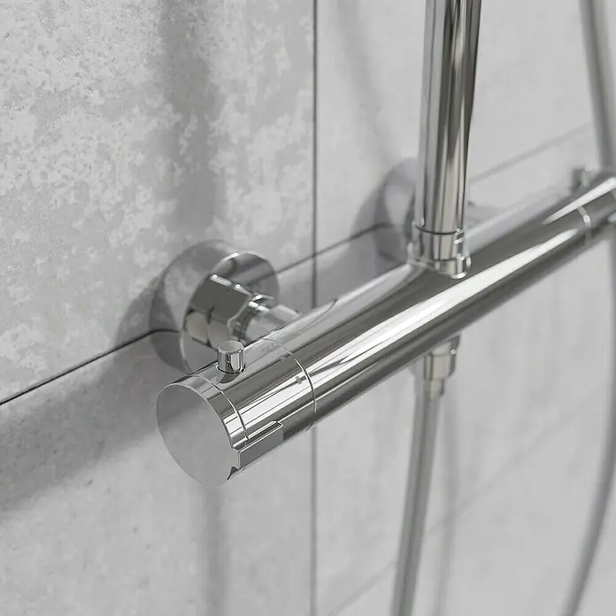 Mixomat Duschsystem Orlando - Höhe: 118 cm, Chrom, Glänzend - Detailaufnahme einer glänzenden, silberfarbenen Duscharmatur, die an einer hellgrauen gefliesten Wand befestigt ist.