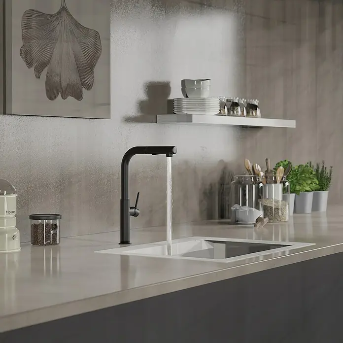 Mixomat Grifo de cocina Monza - Altura: 36,5 cm, Negro, Mate - Primer plano de un moderno grifo de cocina negro con agua corriente en un elegante fregadero. Diseño elegante para cualquier cocina.