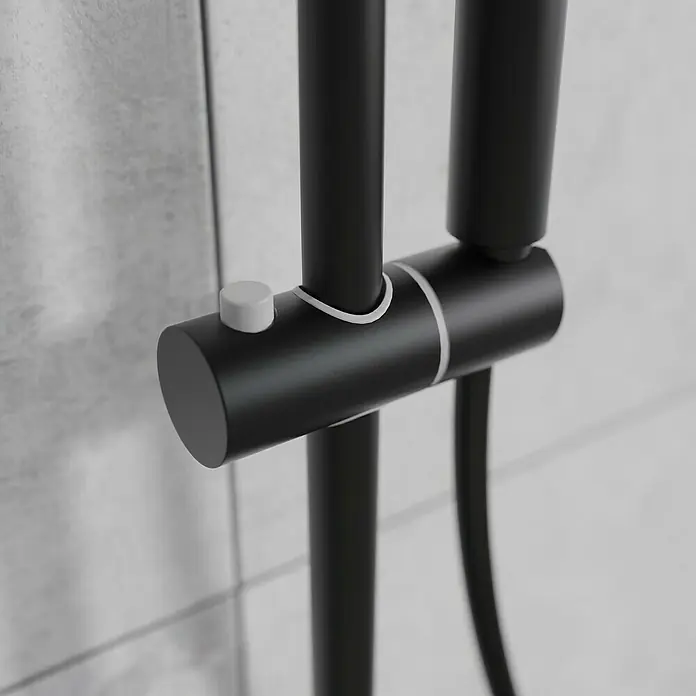 Mixomat Duschsystem Orlando - Höhe: 118 cm, Schwarz, Matt - Nahaufnahme einer Duscharmatur in Schwarz mit einem weißen Knopf zur Einstellung des Wasserflusses. Elegantes Design für moderne Badezimmer.