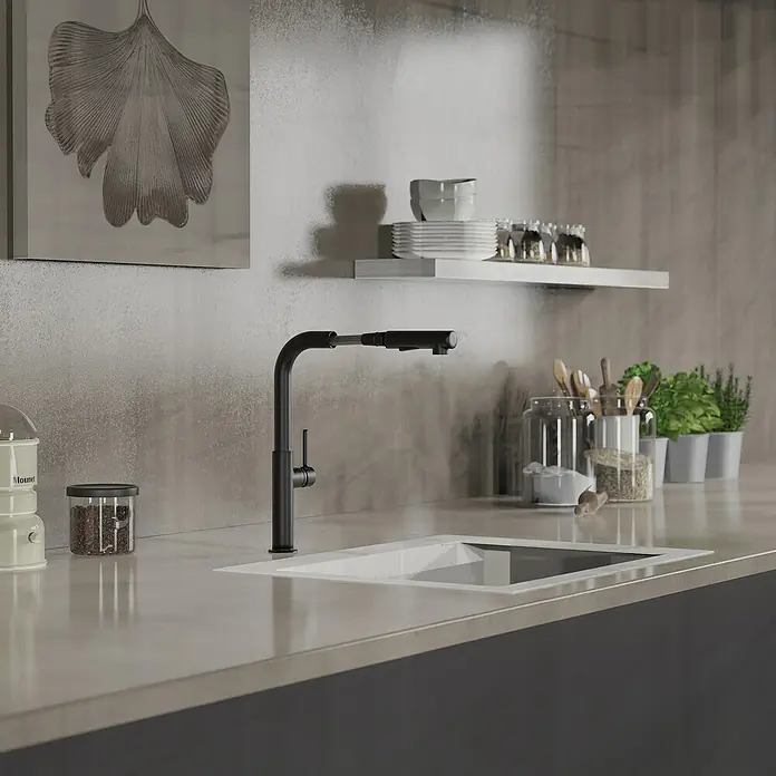 Mixomat Grifo de cocina Monza - Altura: 36,5 cm, Negro, Mate - Grifo de cocina negro moderno con rociador extraíble frente a un fregadero. Platos, especias y hierbas decoran la encimera.