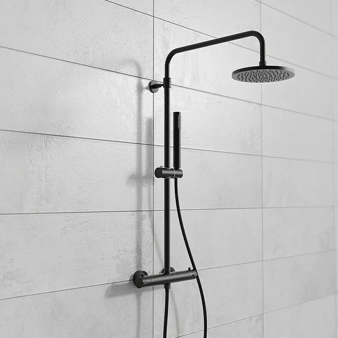 Mixomat Duschsystem Orlando - Höhe: 118 cm, Schwarz, Matt - Ein modernes, mattschwarzes Duschsystem mit Kopf- und Handbrause, montiert an einer hellen, gefliesten Wand.