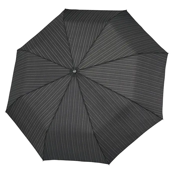 Doppler Taschenschirm Fiber Magic - Classy Stripes, Durchmesser Bespannung: 97 cm, Länge: 27 cm - Nahaufnahme eines Regenschirms mit feinen Nadelstreifen, der ein elegantes und klassisches Design zeigt.