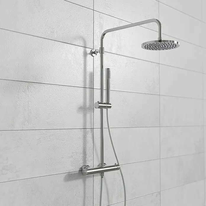 Mixomat Duschsystem Orlando - Höhe: 118 cm, Chrom, Glänzend - Ein modernes Duschsystem mit Kopf- und Handbrause vor einer weißen Fliesewand. Es zeichnet sich durch sein schlankes Design und die glänzende Chromoberfläche aus.