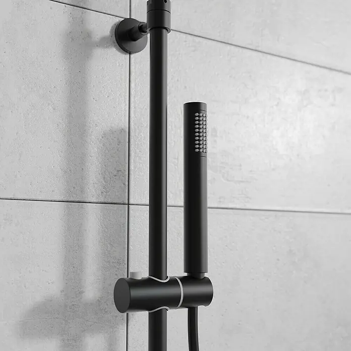 Mixomat Duschsystem Orlando - Höhe: 118 cm, Schwarz, Matt - Schwarze Duschstange mit Handbrause vor einem hellen, gefliesten Hintergrund. Stilvolles Design für moderne Badezimmer.