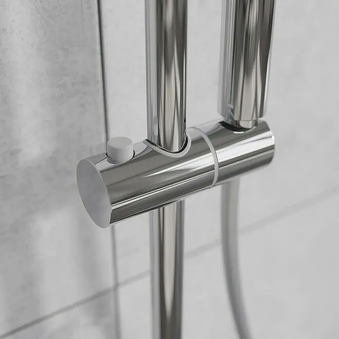 Mixomat Duschsystem Orlando - Höhe: 118 cm, Chrom, Glänzend - Nahaufnahme eines verchromten Duschgleiters mit weißem Knopf an einer Duschstange vor einem weißen Hintergrund.