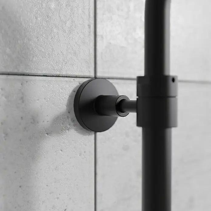 Mixomat Duschsystem Orlando - Höhe: 118 cm, Schwarz, Matt - Nahaufnahme einer eleganten, mattschwarzen Duschstange an einer modernen, weißen Fliesenwand, die Stil und Funktionalität vereint.