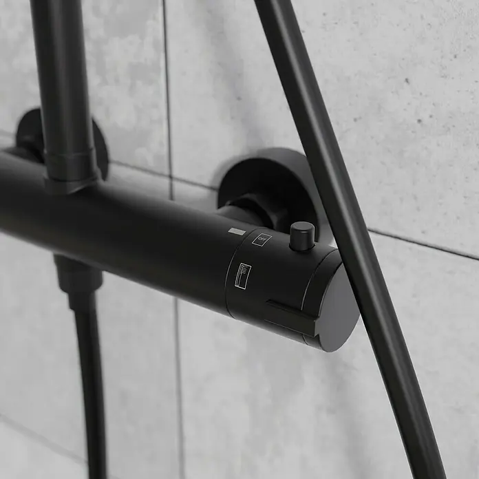 Mixomat Duschsystem Orlando - Höhe: 118 cm, Schwarz, Matt - Nahaufnahme einer modernen, schwarzen Duscharmatur mit Temperaturregler an einer gefliesten Wand.