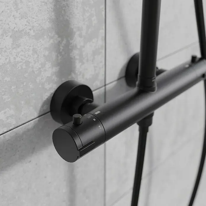 Mixomat Duschsystem Orlando - Höhe: 118 cm, Schwarz, Matt - Nahaufnahme einer eleganten, mattschwarzen Duscharmatur mit präzisen Temperatureinstellungen an einer gefliesten Wand.