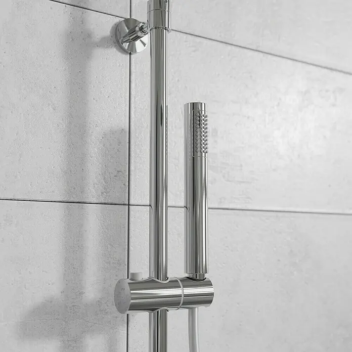 Mixomat Duschsystem Orlando - Höhe: 118 cm, Chrom, Glänzend - Nahaufnahme einer modernen Duschstange aus Chrom mit Handbrause vor einem Hintergrund aus weißen Fliesen.
