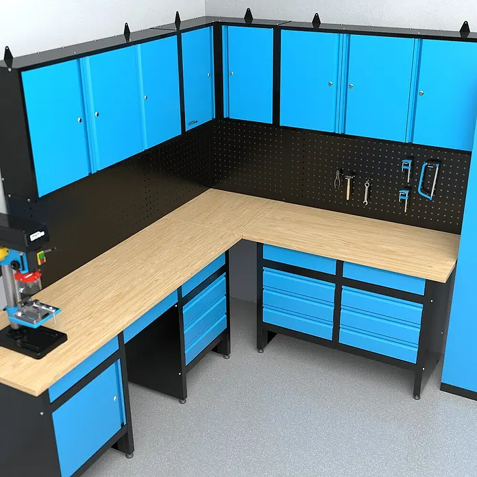 Güde Werkbank Eckwand - 3 -tlg. - Werkstatteinrichtung mit blau-schwarzen Schränken und Werkbank mit hellem Holz. Ideal für Ordnung und effizientes Arbeiten in der Werkstatt.