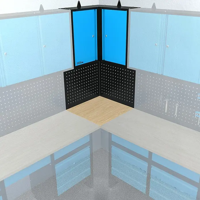 Güde Werkbank Eckwand - 3 -tlg. - Bild eines Werkstattbereichs mit blauem Eckschrank und Lochplattenwänden. Die Arbeitsplatte ist aus hellem Holz.