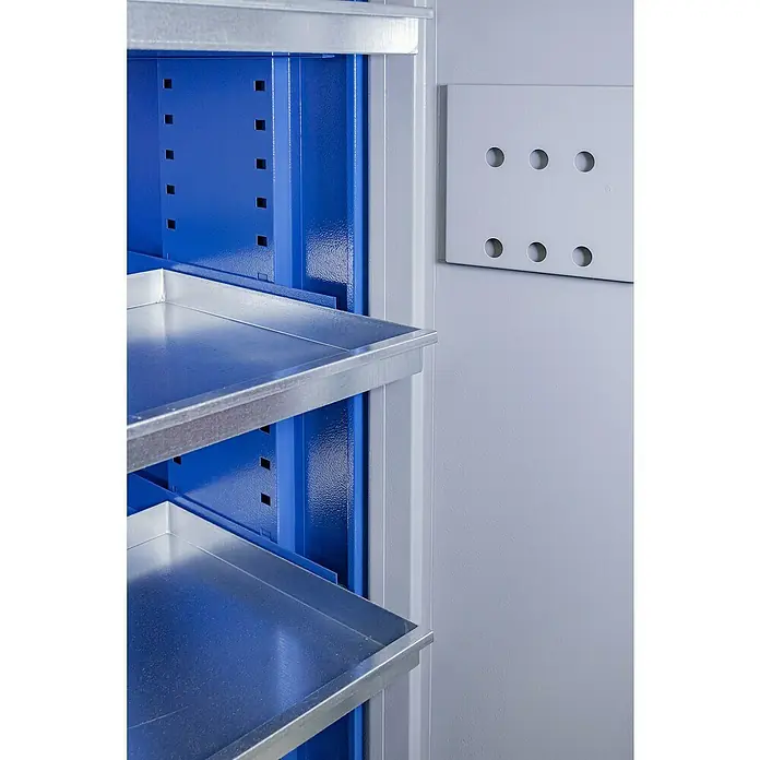 Güde Umweltschrank Typ II - L x B x H: 58 x 92 x 193 cm - Detailaufnahme eines blauen Stahlschranks mit verzinkten Regalböden, der Funktionalität und Ordnung in Lagerumgebungen bietet.