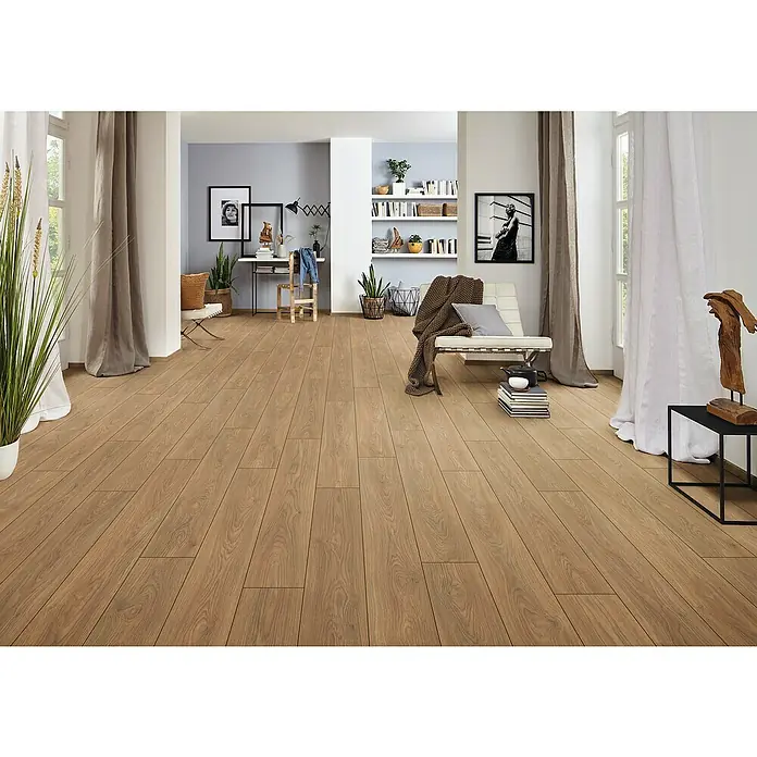 LOGOCLIC Silentos Laminat - Eiche Almina, Landhausdiele, 1.288 x 195 x 9 mm - Heller, einladender Raum mit warmen Holzbodenfliesen, die eine natürliche und elegante Atmosphäre schaffen. Perfekt für moderne Wohnräume.