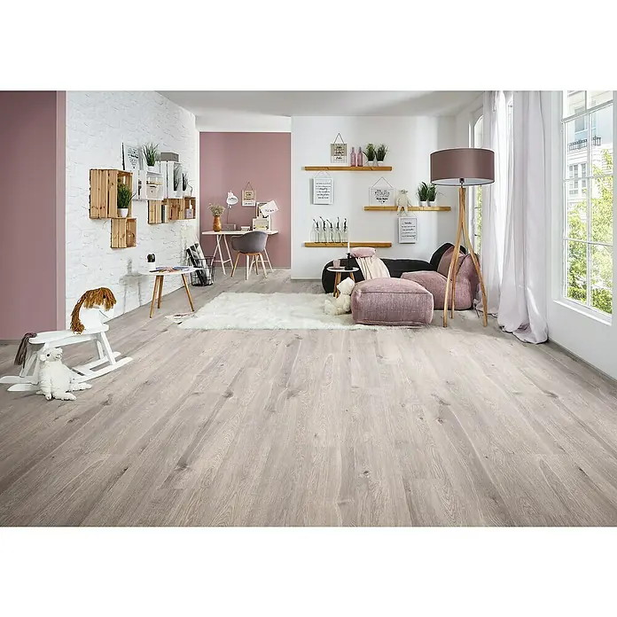 LOGOCLIC Family Laminatmuster Metz - 300 x 195 x 7 mm, Landhausdiele - Ein helles, modernes Wohnzimmer mit einem stilvollen Holzboden, der dem Raum Wärme und Eleganz verleiht.
