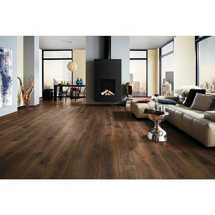 LOGOCLIC Aquaprotect Smart Silent Laminat - Braun, Landhausdiele, 1.288 x 195 x 7 mm - Wohnzimmer mit modernem dunklen Laminatboden, hellem Sofa, Kamin und großen Fenstern mit Stadtblick.